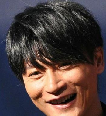 脸部烧伤的明星,勇敢面对困境的明星之路