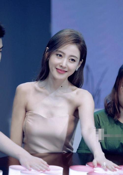 好身材女明星张天爱,揭秘好身材背后的健身秘诀与时尚穿搭