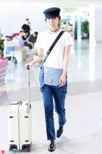 明星背带牛仔裤街拍图,明星背带牛仔裤街拍潮流解析