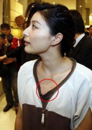 被抓胸女明星,揭秘被抓胸女明星背后的真相与争议”