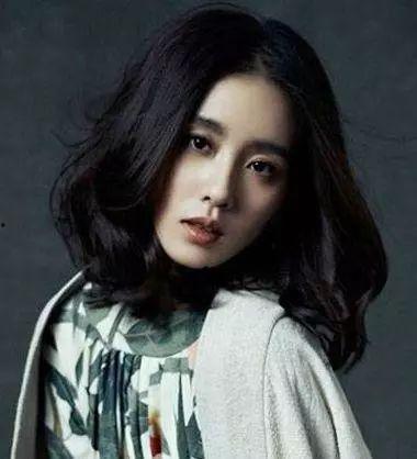 女明星中分发型,女明星中分发型演绎魅力新篇章